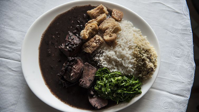   O consumo das porções servidas em restaurante populares fornece entre 70% e 120% das necessidades calóricas diárias para uma mulher sedentária, cerca de 2 mil quilocalorias (kcal)