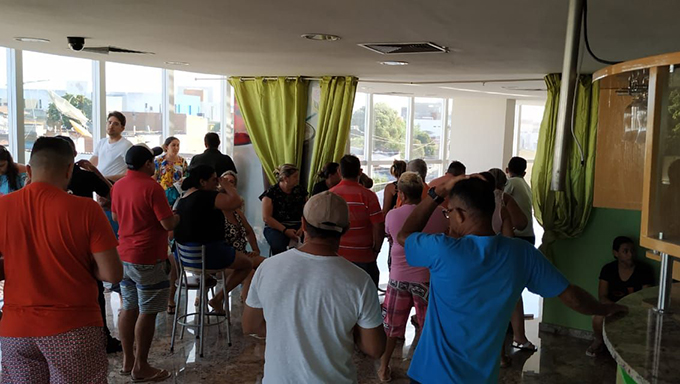   Foliões esperam desde 9h por entrega de abadás do Tibau Folia. Muitos se aglomeram no saguão do Centro Comercial Caiçara, no Centro da cidade e onde é a sede do escritório que organiza a micareta. Alguns reclamam que passaram a manhã inteira até a tarde.