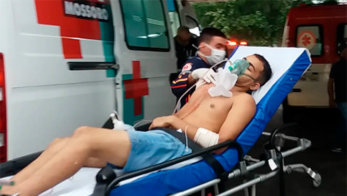   O servente de pedreiro Sueldo Lourenço Costa, de 21 anos, deu entrada na Unidade de Pronto Atendimento do Grande Alto São Manoel com três perfurações de tiros no final da tarde desta segunda-feira, 14