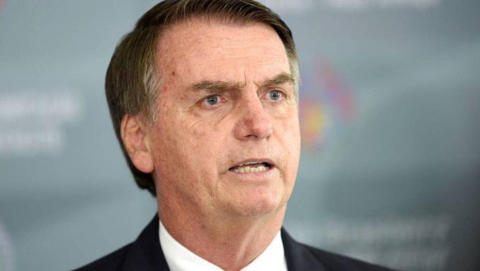   O presidente Jair Bolsonaro assina nesta terça-feira (15) , durante cerimônia no Palácio do Planalto, o decreto que flexibiliza a posse de armas
