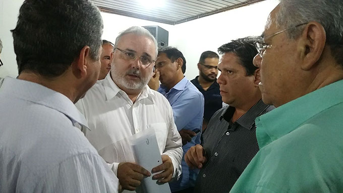   O senador Jean-Paul Prates conversa com prefeitos durante encontro nesta tarde no Thermas