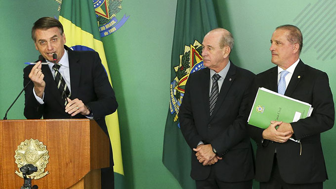   O presidente Jair Bolsonaro disse que o decreto assinado nesta terça-feria (15), no Palácio do Planalto, devolve à população a liberdade de decidir sobre a compra de armas