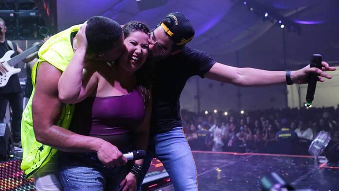   A musa da canção “Jenifer”, a atriz Mariana Xavier, reencontrou o cantor Gabriel Diniz durante apresentação em Salvador na última segunda-feira (14). Veja o clipe da música.