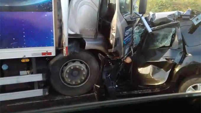   Caminhão bateu de frente no Duster, o deixando destruído e ocasionando as três mortes na manhã desta quinta-feira na BR 304