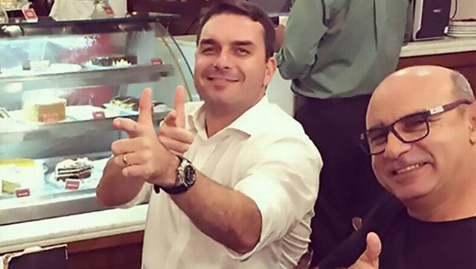 Imagem 1 -   deputado estadual e senador eleito Flávio Bolsonaro obteve na quarta-feira uma liminar do Supremo Tribunal Federal (STF) para suspender as investigações sobre as movimentações atípicas envolvendo Fabrício Queiroz