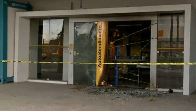   Agência bancária destruída por bandidos na madrugada desta quarta-feira, em Fortaleza 