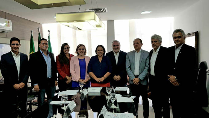  Deputados e senadores de partidos de oposição e situação reunidos com a Governadora Fátima Bezerra buscando solução para o grave problema financeiro do RN