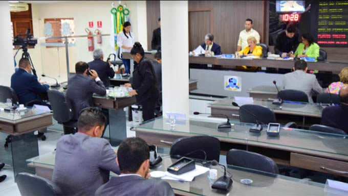   Vereadores em sessão extraordinária aprovaram projeto do Poder Executivo para doar um terreno público, em área nobre para a Indústria e Comércio de Pré-moldados