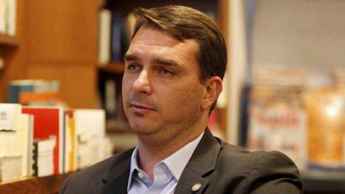   Mulher de miliciano  trabalhou por mais de 11 anos no gabinete de Flávio Bolsonaro