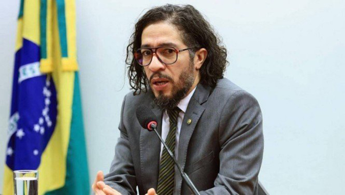   O deputado federal Jean Wyllys (PSOL-RJ) anunciou nesta quinta-feira que não assumirá o novo mandato para o qual foi eleito e que está fora do país, com medo de ameaças a própria vida que diz ter recebido nos últimos meses