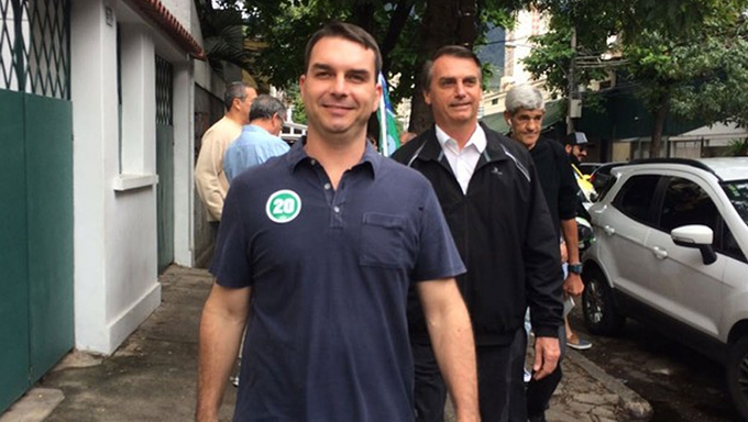   Flávio é citado no procedimento aberto pelo Ministério Público do Rio contra o ex-assessor Fabrício Queiroz, que é investigado por movimentação suspeita de R$ 1,2 milhão durante um ano
