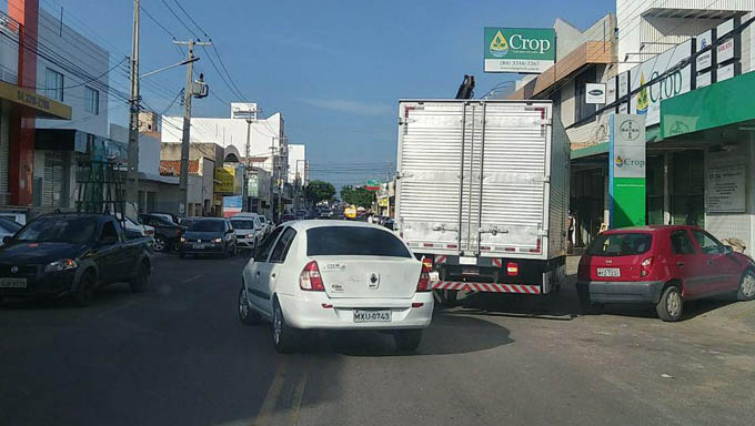   Caminhoneiros estão parando em lugares onde não existem placas que autorizam o procedimento de carga e descarga.