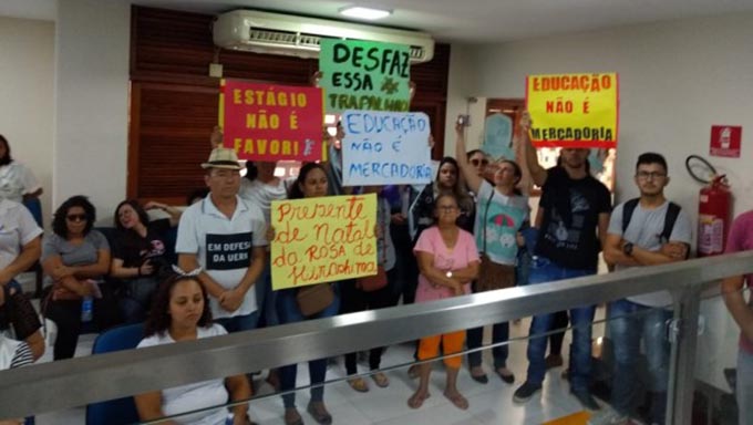   Os estagiários durante protesto na Câmara durante discurso da prefeita Rosalba Ciarlini