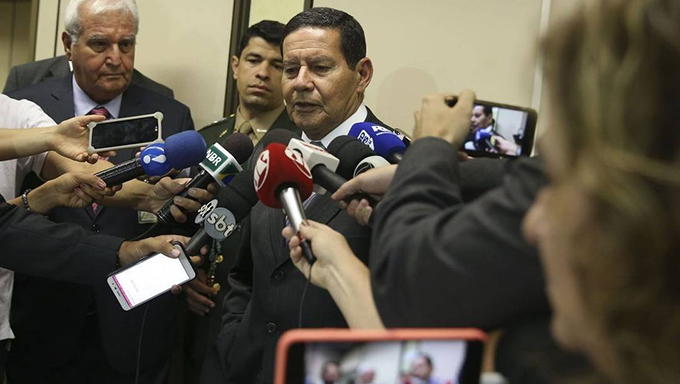   Mourão disse que Bolsonaro, operado há dois dias, ainda não estava podendo conversar mas foi atualizado dos últimos dados sobre o caso por mensagem