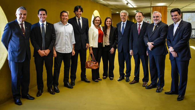   Bancada federal do Rio Grande do Norte, reunida para discutir proposta do senador Jean Paul Prates. Dos 11 parlamentares que compõem a bancada potiguar, apenas o Senador Styvenson Valentim não compareceu a reunião. 