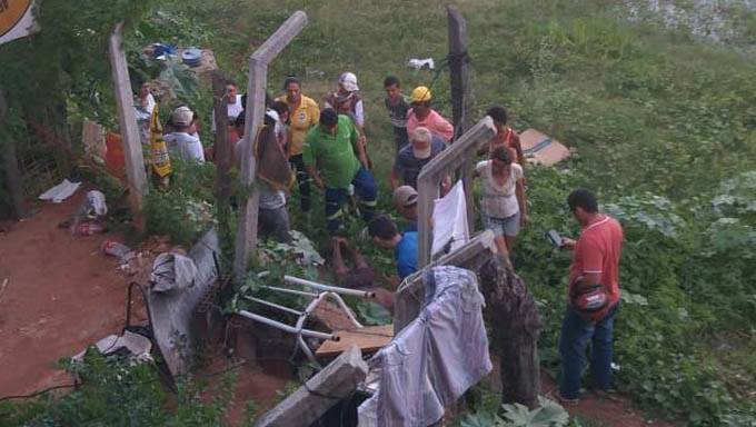   A PM foi acionada ao local e aguarda a chegada da Polícia Civil e do ITEP para a remoção do corpo.