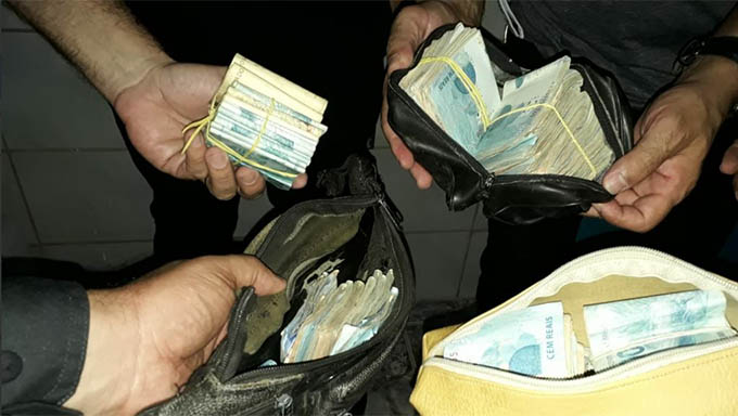  Policiais apreenderam mais de R$ 100 mil com os suspeitos de tráfico e envolvimento com organização criminosa na região de Macau no início da manhã desta quinta-feira 