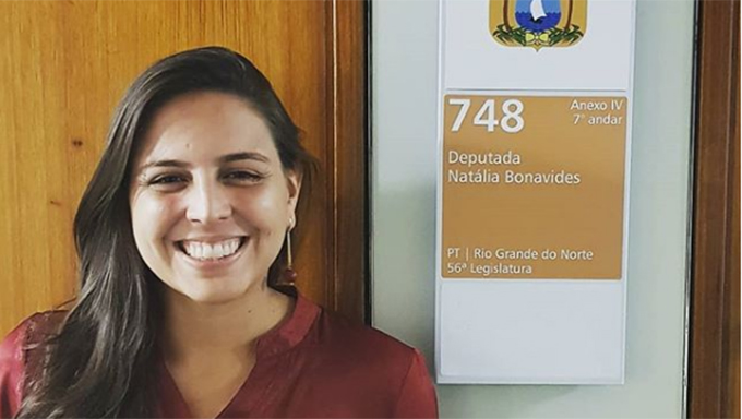   A deputada federal potiguar Natália Bonavides, em frente ao seu gabinete na Câmara dos Deputados