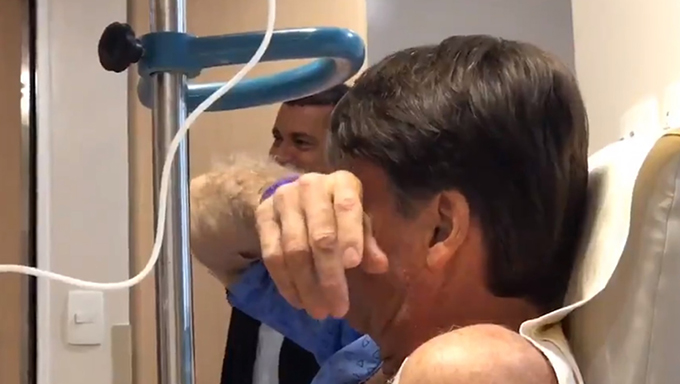   Internado há cinco dias em São Paulo, o presidente Jair Bolsonaro se emocionou ao ouvir 'Evidências', clássico sertanejo escrito pelo letrista Paulo Sérgio Valle em parceria com o cantor José Augusto e popularizado na década de 1990 pela dupla Chitãozinho e Xororó