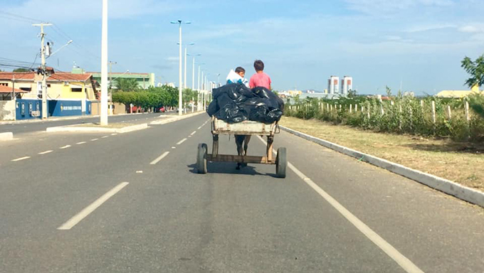   Irmãos passam uma boa parte do dia recolhendo restos de comida e plásticos de condomínios da cidade