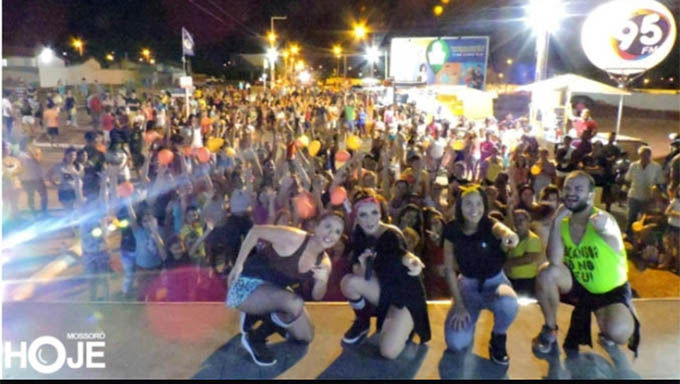   Avenida principal do conjunto Cidade Jardim fica sempre lotado com as atividades de fim de tarde  aos domingos