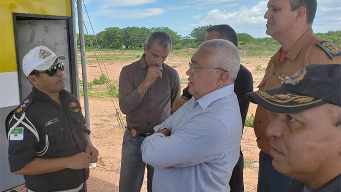   Coronel Araújo conversando com o major Lima, que comanda o trabalho de fiscalização nas rodovias da região de Mossoró