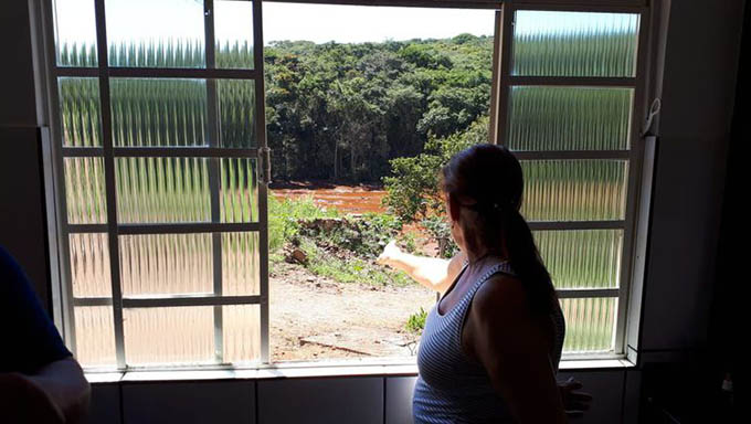   Da janela de sua casa em Brumadinho, Sandra Maria observa o local tomado pela lama 