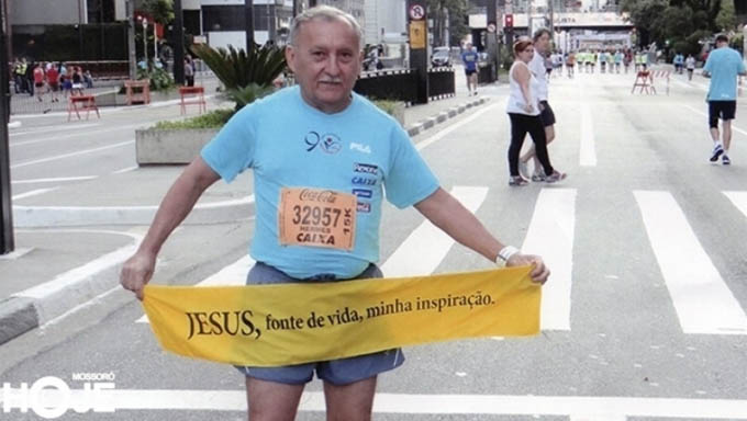 Imagem 1 -  “Estou muito feliz em poder realizar pelo 7º ano a Corrida Pela Fé. É um momento onde podemos nos confraternizar e ajudar ao próximo. Me emociono ao ver onde conseguimos chegar. Esse ano, irei comemorar meus 70 anos lá,” fala Seu Castro, emocionado.