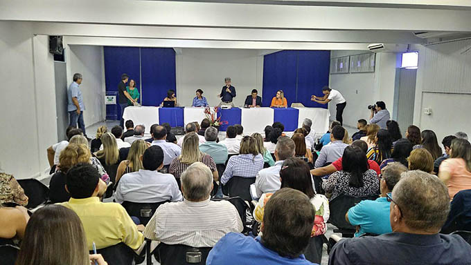 Imagem 1 -  Secretário Cipriano Maia fala aos 13 prefeitos e mais de 25 secretários municipais e diretores de hospitais em Mossoró sobre as medidas que o Estado projeta adotar para melhorar os serviços públicos de saúde