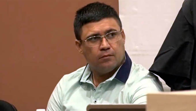   Ebinho foi absolvido do assassinato do vereador Manoel Botinha e também do mecanico Biano semana passada e nesta quarta-feira volta ao banco dos réus pelo assassinato do técnico de som Zoinho, em Carnaubais