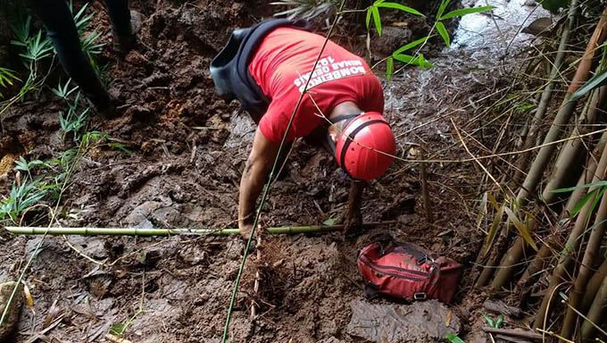   Bombeiro de Minas Gerais usa bambu para procurar vítimas enterradas na lama do desastre da barragem de rejeitos da Vale em Brumadinho; Buscas chegam ao décimo terceiro dia com 142 mortos e 194 desaparecidos