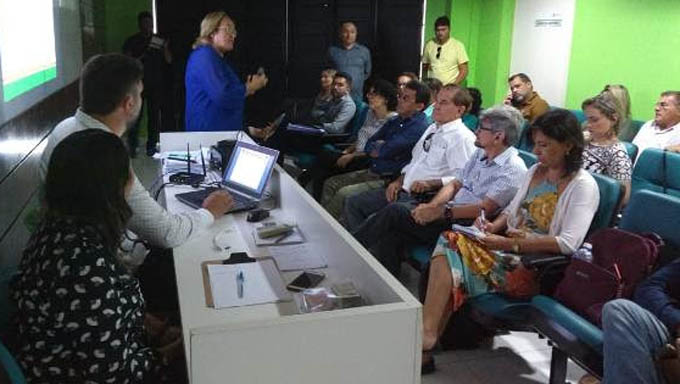   "Para implantar os consórcios é preciso primeiro vontade política", disse Maria de Fátima Fonseca Mota, diretora-geral da Policlínica de Russas. 