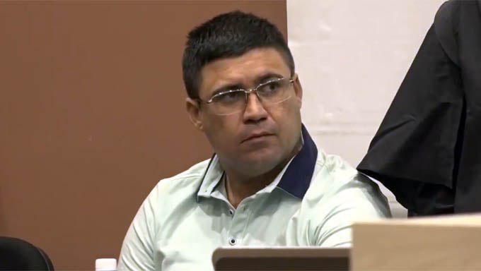   Julgado e absolvido pelo assassinato do vereador Manoel Ferreira Targino e de tentar contra a vida de Francisco Adriano Bezerra Guilherme, de Assu, o agricultor Welber Veríssimo de Melo, o Ebinho, de 35 anos, foi absolvido nesta quarta-feira, 6, em Mossoró, do assassinato do técnico de som Antônio Alves Sobrinho, o Zoinho