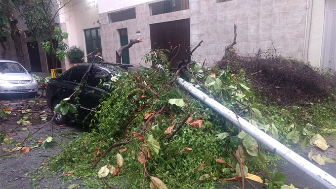   Com a localização da segunda vítima no ônibus, subiu para seis o número de mortos em consequência da forte chuva que atingiu o Rio de Janeiro na noite desta quarta-feira.