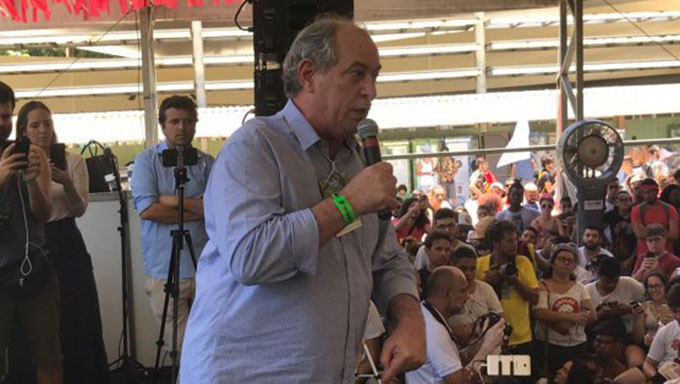   Ciro: "Eu não sou [corrupto], não. Eu estou solto, 38 anos de vida pública, nunca respondi por nenhum malfeito. Eu sou limpo. Eu sou limpo. Engole essa, engole essa"