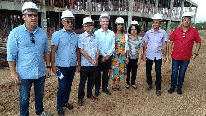 Imagem 1 -  O secretário estadual de Saúde, Cipriano Maia, visitou nesta quarta-feira (6), a obra do Hospital da Mulher, em Mossoró, e recebeu a informação da equipe de engenheiros de que a unidade hospitalar será entregue à população em abril de 2020