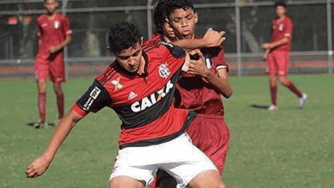   Cauan Emanuel é atacante e, no Ceará, jogou nos times Estação e Santa Cruz; equipes de bombeiros continuam no local. A informação é de que o fogo já está controlado