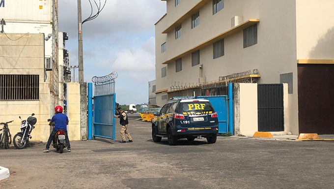   Auditores fiscais da Receita Federal, com apoio de policiais rodoviários federais, policiais federais e cães farejadores, realizam uma ‘operação padrão’ no Porto de Natal 