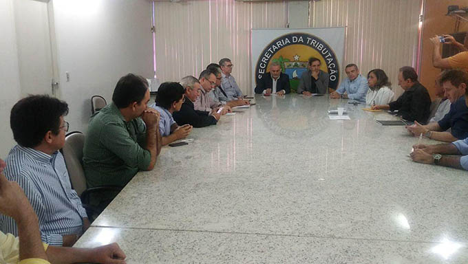   Secretário Estadual de Tributação Carlos Eduardo Xavier e o senador Jean-Paul Prates em reunião nesta sexta-feira, dia 8, para tratar sobre uma possível redução do ICMS cobrado pelo frete interestadual do sal