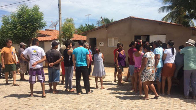   A vítima tombou morta dentro de casa, no Conjunto Geraldo Melo; Enquanto a policia iniciava as investigações, um grande número de curiosos se aglomerou em frente