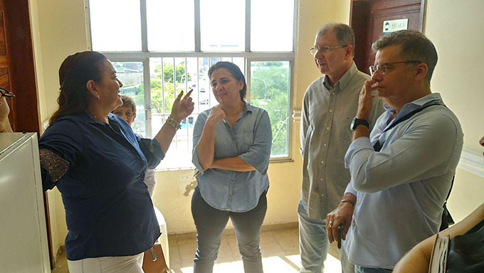   Saudade conversando com a interventora Larizza Queiroz e os médicos Inavan Lopes e Manoel Nobre sobre o funcionamento do Hospital Maternidade Almeida Castro