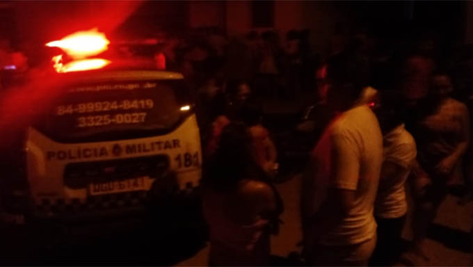   Diante da gravidade da vítima quando foi encontrada agonizando dentro de casa, os policiais tentaram socorrê-lo para o Hospital, mas antes de receber cuidados médicos terminou falecendo