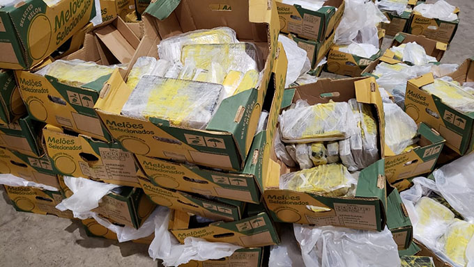   Centenas de tabletes de cocaína foram encontrados pela PF e pela Receita dentro de caixas onde deveriam existir melões que estavam sendo exportado para o mercado europeu