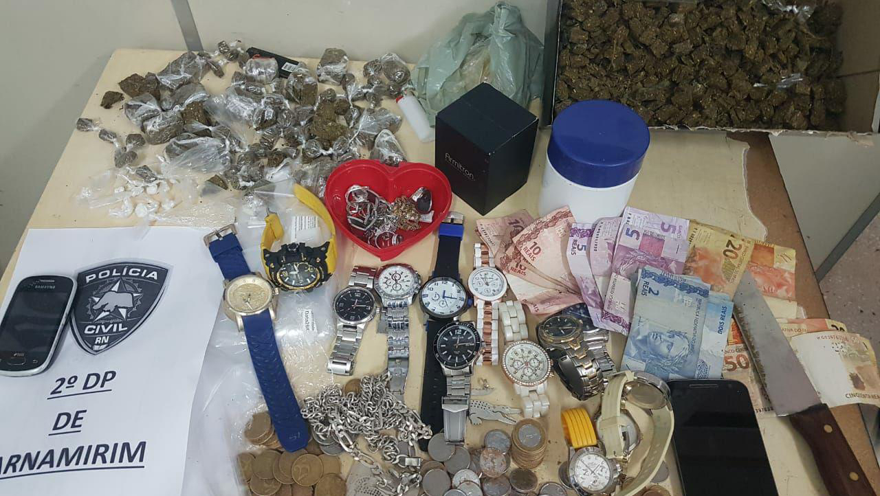   A Polícia Civil encontrou grande quantidade de maconha e outros objetos com o suspeito. 