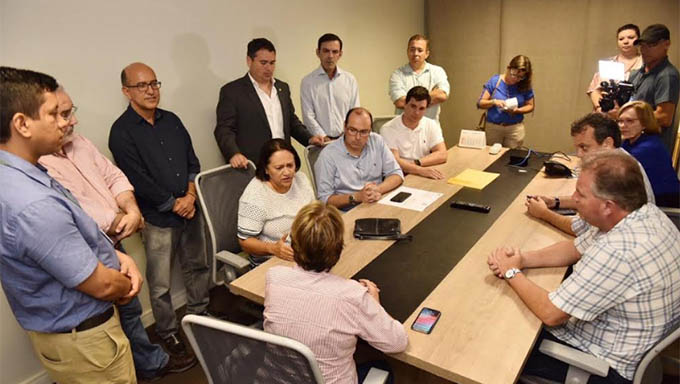   Governadora Fátima com a ministra Tereza Cristina em reunião realizada na Agrícola Famosa em Mossoró, tratando sobre benefícios para os pequenos agricultores do Rio Grande do Norte