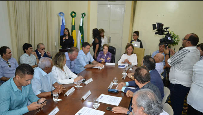 Imagem 1 -  Deputados, prefeita e salineiros em reunião com a ministra da Agricultura tratando sobre a questão do sal; A ministra se comprometeu de empenhar esforços para conseguir o decreto do Governo reconhecendo o sal como de interesse social