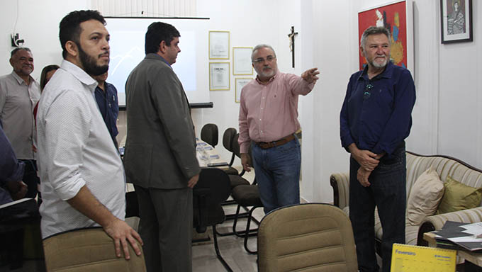   Senador Jean-Paul Prates, durante visita a UERN nesta sexta-feira, 15, informou que está criando um canal eletrônico para interligar seu mandato com a instituição e assim agilizar as propostas e suas execuções em beneficio dos estudantes e da região