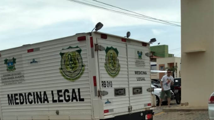 Imagem 1 -  A equipe do ITEP removeu o corpo do bebe numa área entre dois blocos, acompanhado com agentes e delegado da Policia Civil