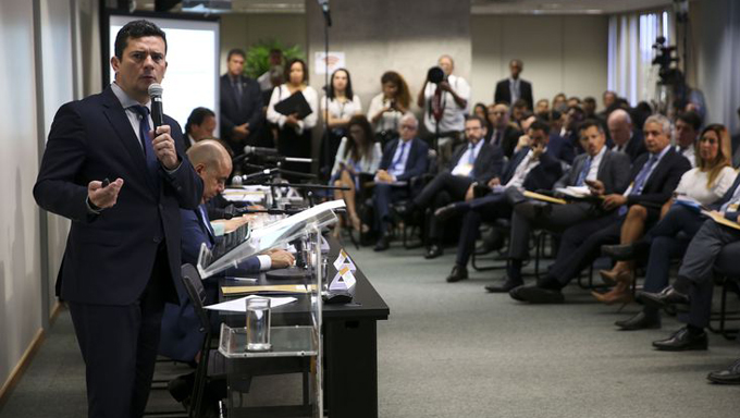   Segundo o ministro Sérgio Moro, o projeto visa endurecer o combate a crimes violentos, como o homicídio e o latrocínio, e também contra a corrupção e as organizações criminosas.