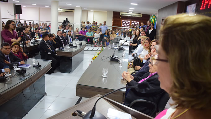   A Câmara Municipal de Mossoró abriu oficialmente o ano legislativo 2019, na manhã desta terça-feira (19), com a leitura da mensagem anual do Executivo